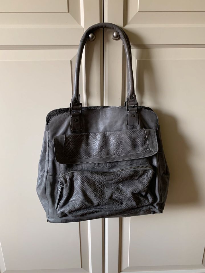 Ledertasche von Pieces, grau in Kirchlinteln