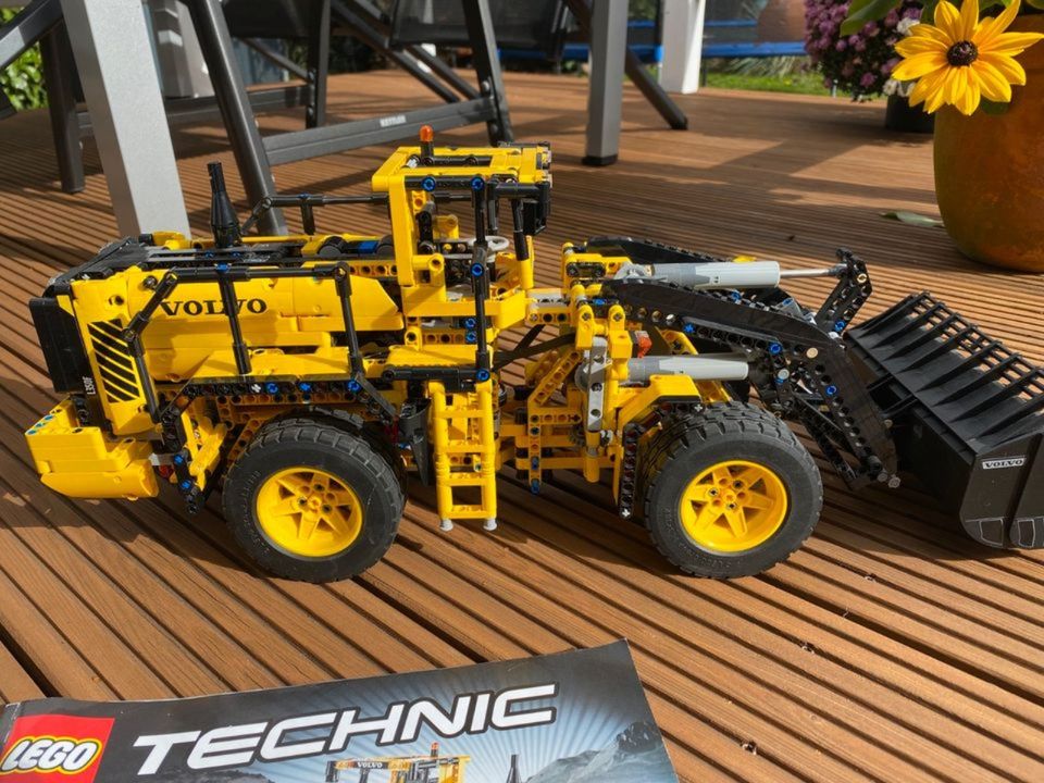 LEGO Technic 42030 - Volvo Radlader in Hamburg