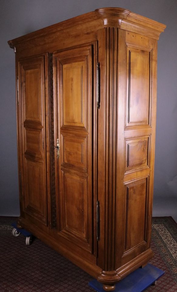 Früher massiver Kirschbaumschrank aus der Zeit um 1800 #12322 in Walldorf