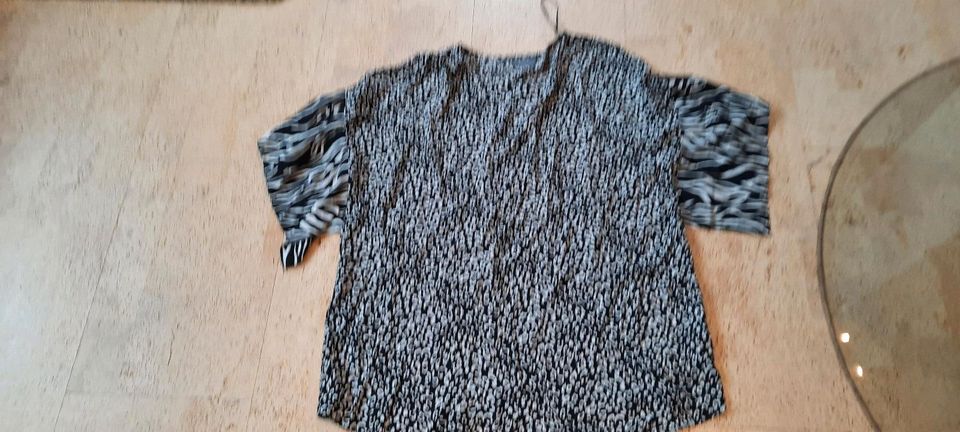 Bluse schwarz weiß Gr 46 neu in Duingen