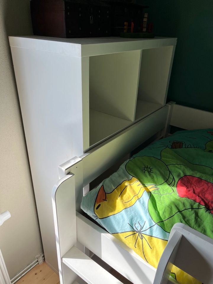 Kinderzimmermöbel: Hochbett, Schreibtisch, Teppich in Pretzschendorf