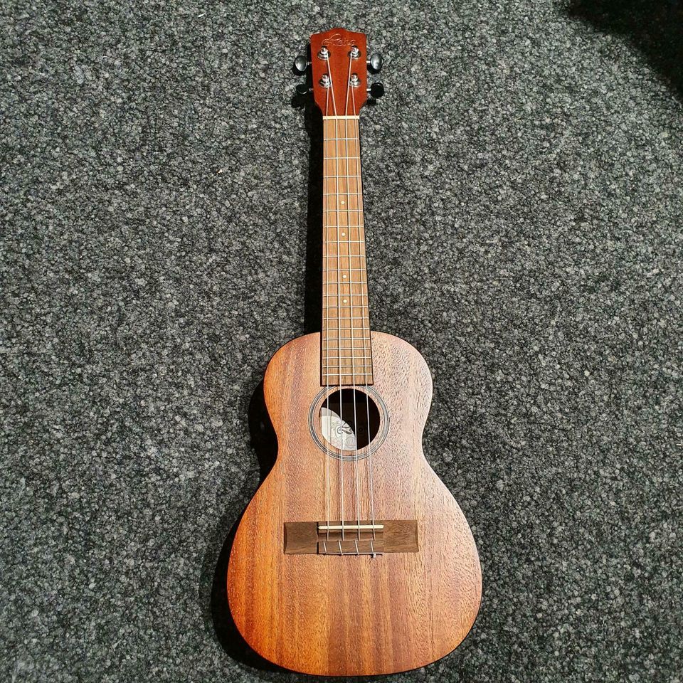 Leho LHUC-MM-E mit Pickup Ukulele in Hannover