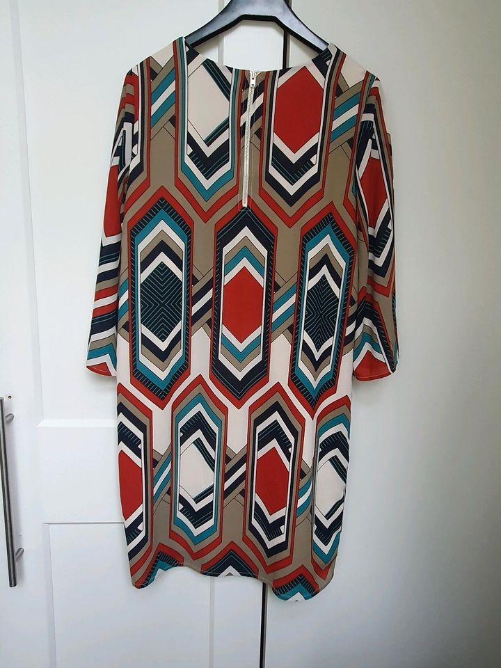 Kleid mit geometrischen Mustern in Bonn