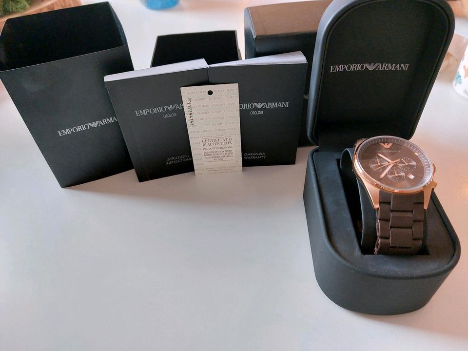 Emporio Armani Uhr in neuwertigem Zustand mit OVP in Künzell