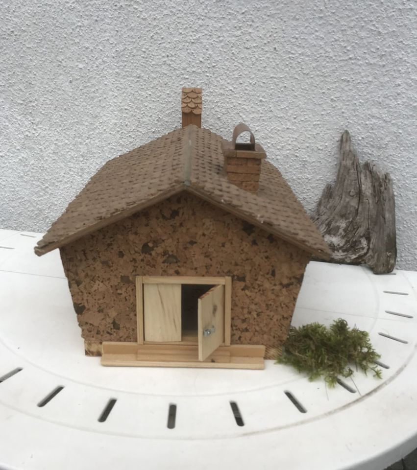 Deko Haus, Kleines Haus Kleintierhaus 45x36 cm, Kork und Kupfer in Emmingen-Liptingen