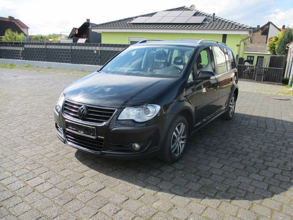 Volkswagen Touran Cross2.0 TDI LEDER~NAVI~7 SITZE~AHK~XENON in Herzberg am Harz