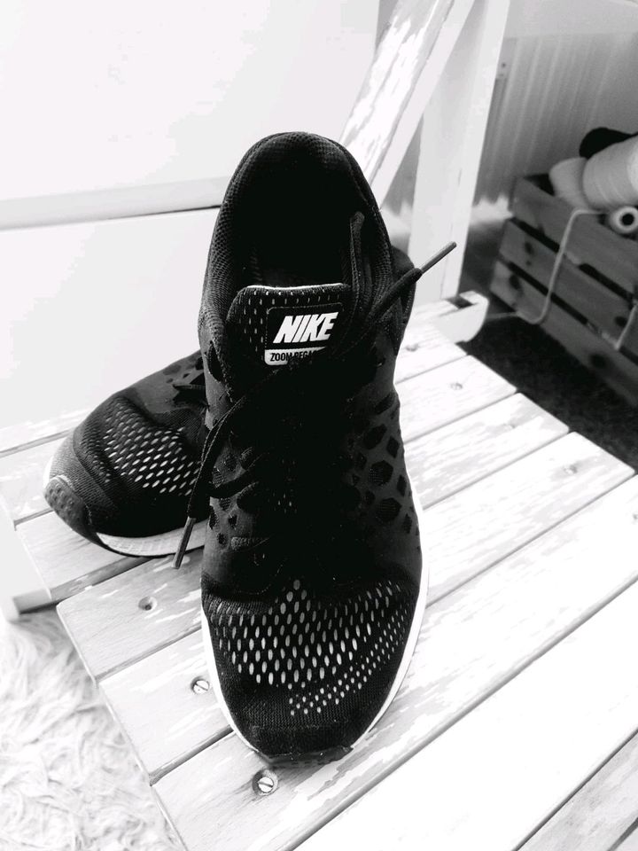 schwarze Unisex-Nike-Schuhe/Größe 41/Einlegesohlenlänge 26,5 cm in München