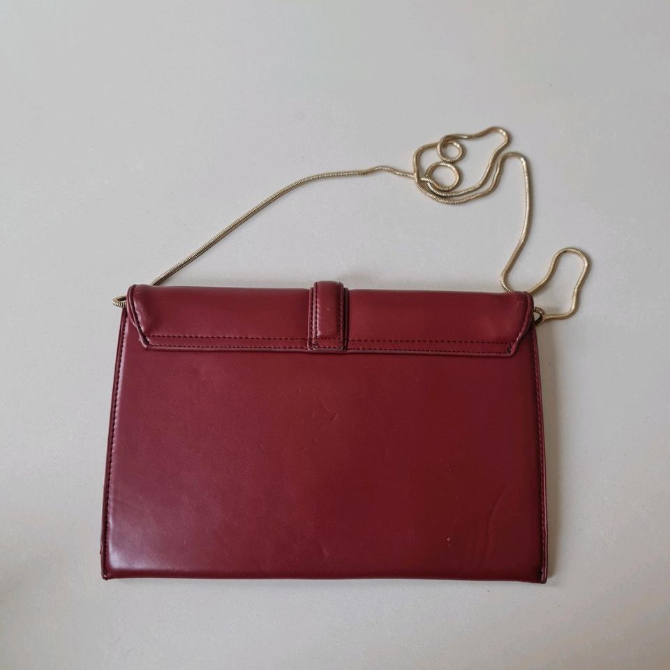 Zara Clutch Umhängetasche Rot Bordeaux goldene Kette in Berlin