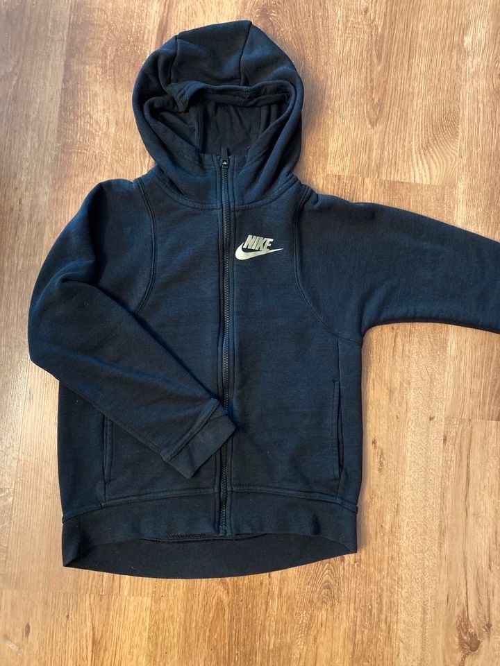 Nike Jacke, Pullover, 137-146 (10-12J) in Erlenbach am Main 