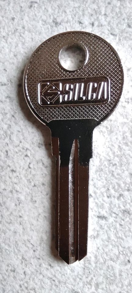 Thule N102 Schließzylinder und Schlüssel in Hofgeismar