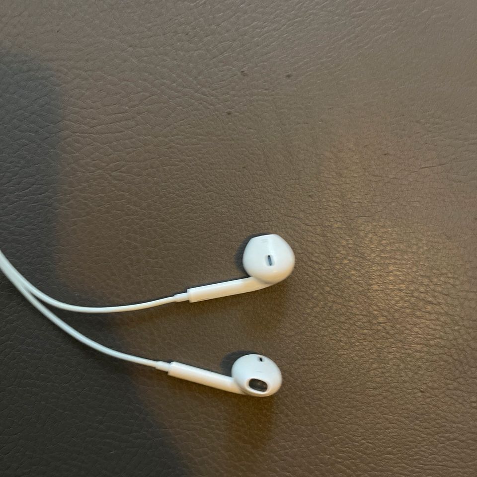 org. Apple EarPods mit 3,5 mm Klinkenstecker in Walldürn
