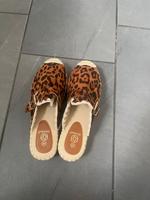 Neue Pantolette in Leo Optik mit Hakelabschluss Hessen - Wettenberg Vorschau