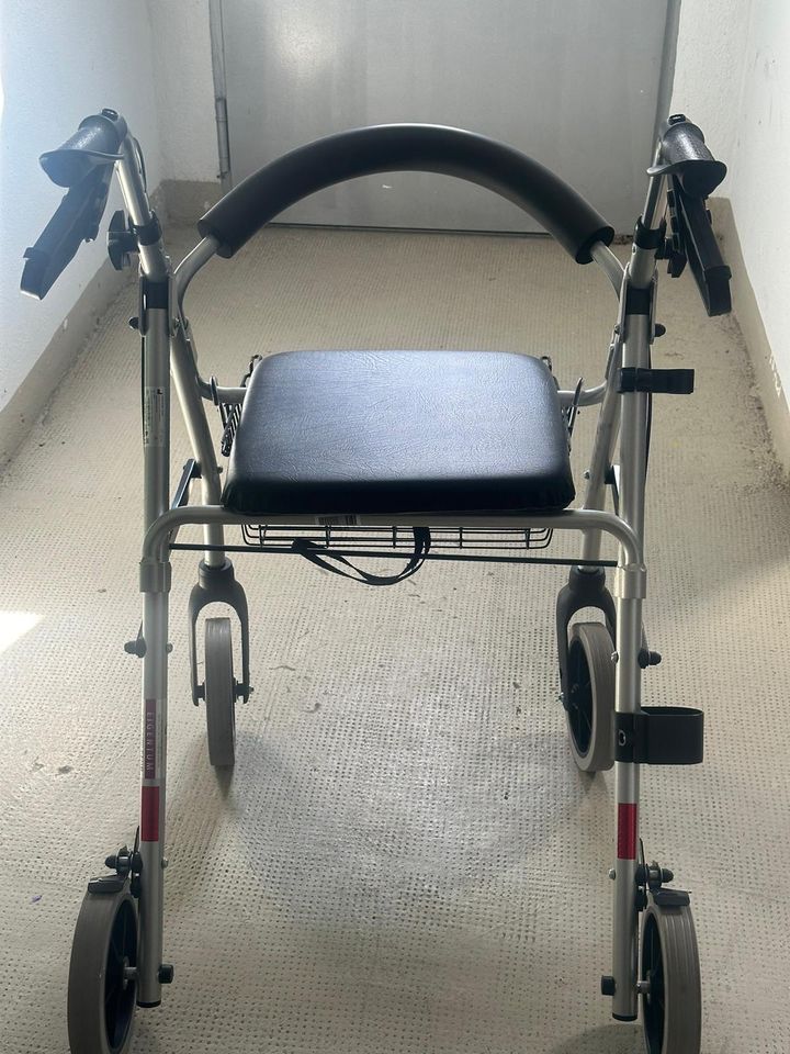 Rollator mit klappbaren Rollstuhl in Sigmaringen