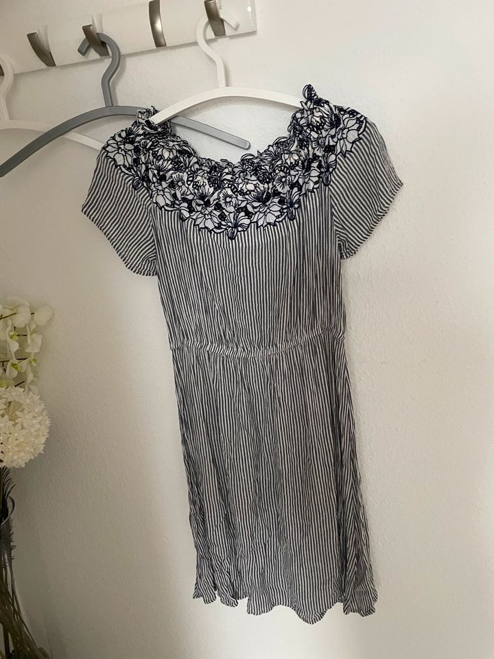 Neues Kleid, Marineblau, Größe 38,L.O.G.G in Konz