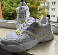 Guess Schuhe / Damen Schuhe / Sneaker / neuwertig Hessen - Neu-Isenburg Vorschau