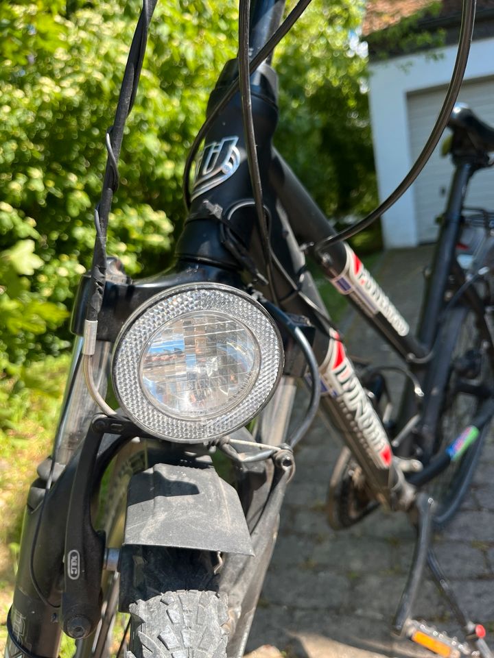 Fahrrad/Mountainbike in schwarz/rot in Fürstenfeldbruck