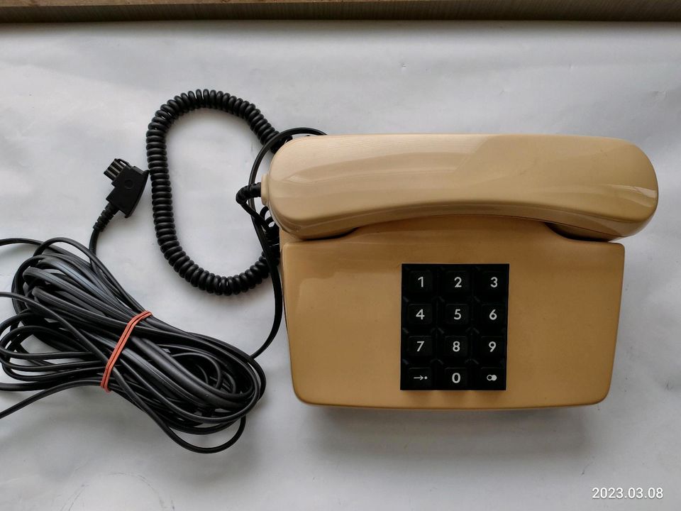 Tastentelefon alt, Creme, Bundespost FeTAp 751-1, 1980 mit TAE in Hennef (Sieg)