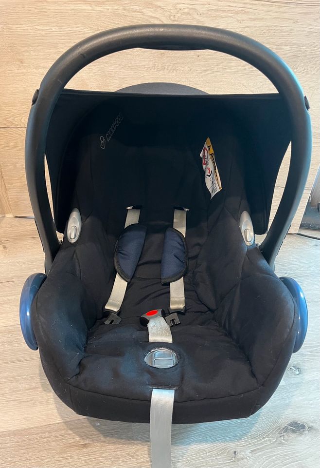 Maxi Cosi CabrioFix Babyschale und Easy Fix Stationen in Jandelsbrunn