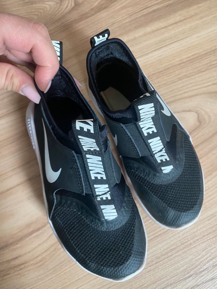 Nike Kinder Schuhe Gr. 28 schwarz weiß in Herne