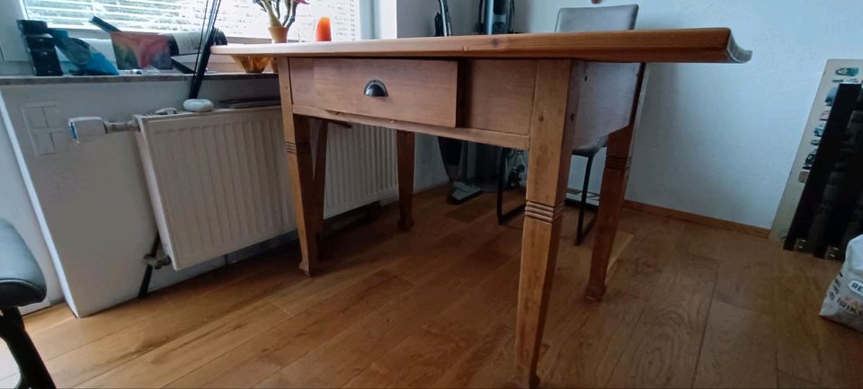 Holztisch mit Schubkasten in Mettmann
