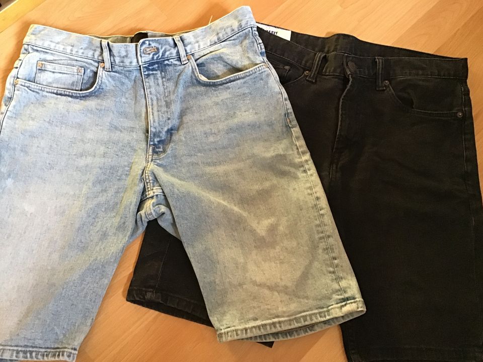 Zwei Shorts Jeans von H&M hellblau und schwarz Gr. 33 in Lengede