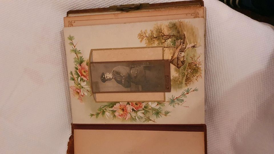 Fotoalbum von 1945 mit Spieluhr in Ahnsen