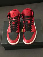 Jordan 1 mid in schwarz, rot für 80 € zu haben Nordrhein-Westfalen - Bedburg Vorschau