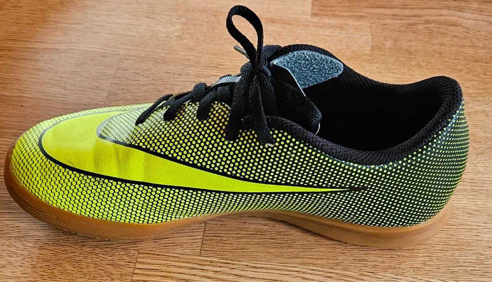 Hallenschuhe Fußball Größe 38 in Rieden