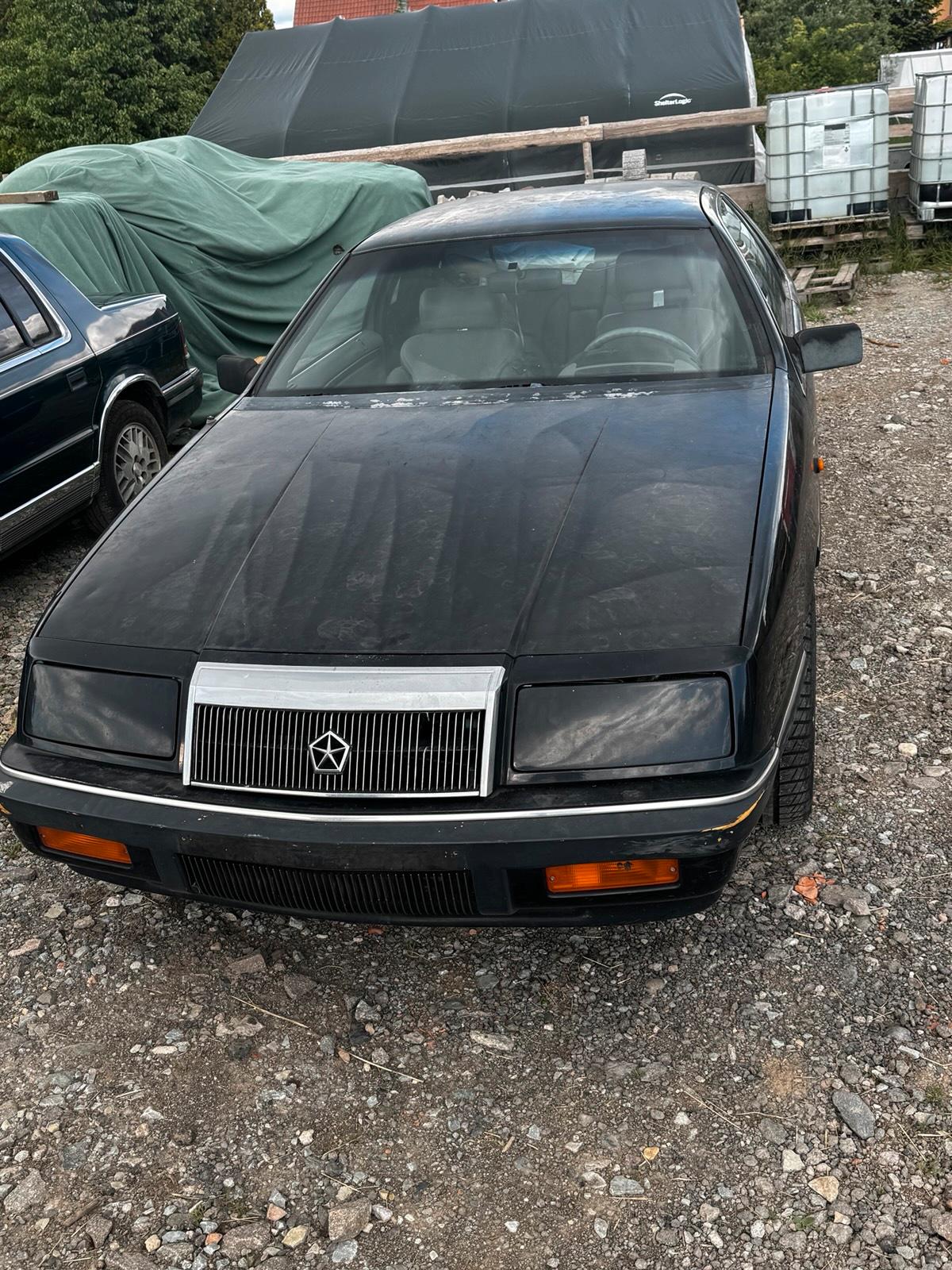 Abbildung des Autos Chrysler Le Baron und Sa…