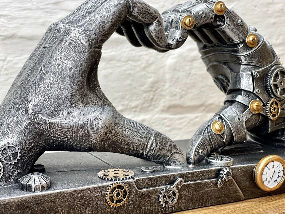 Skulptur Steampunk Hand Herz Liebe Hand Werkzeug Roboterhand 35cm in Gladbeck