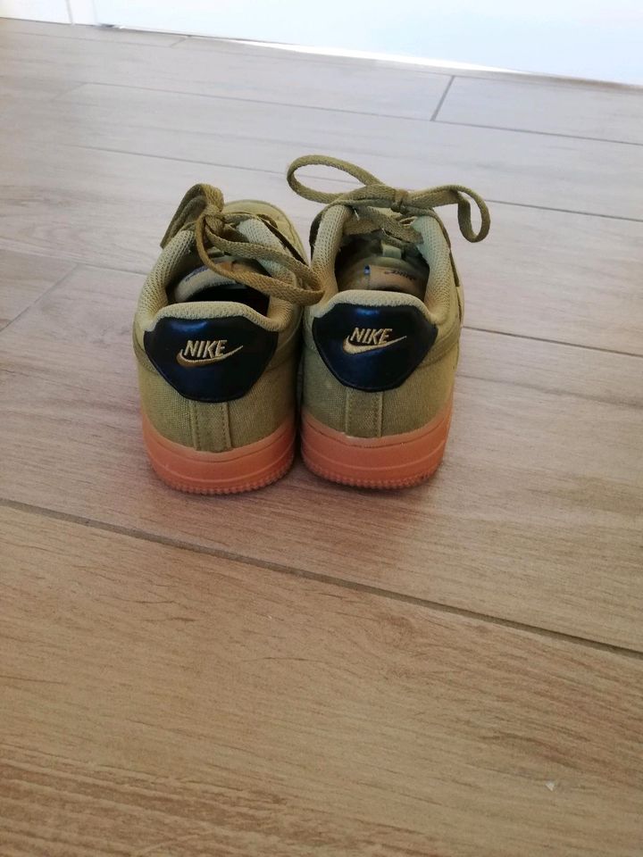 Nike Sneaker Grösse 35 grün in Magdeburg