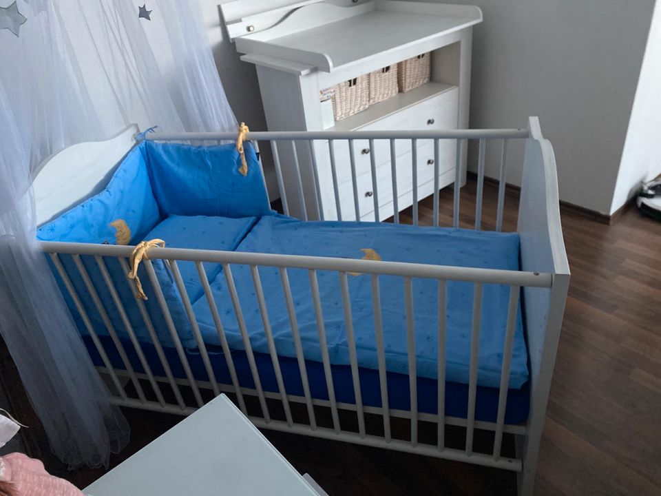 Baby Zimmer Babybett mit Wickelkimmode und Regal in Ludwigshafen