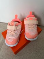 Nike Turnschuh neonorange Gr 23,5 13,5cm Schleswig-Holstein - Lübeck Vorschau