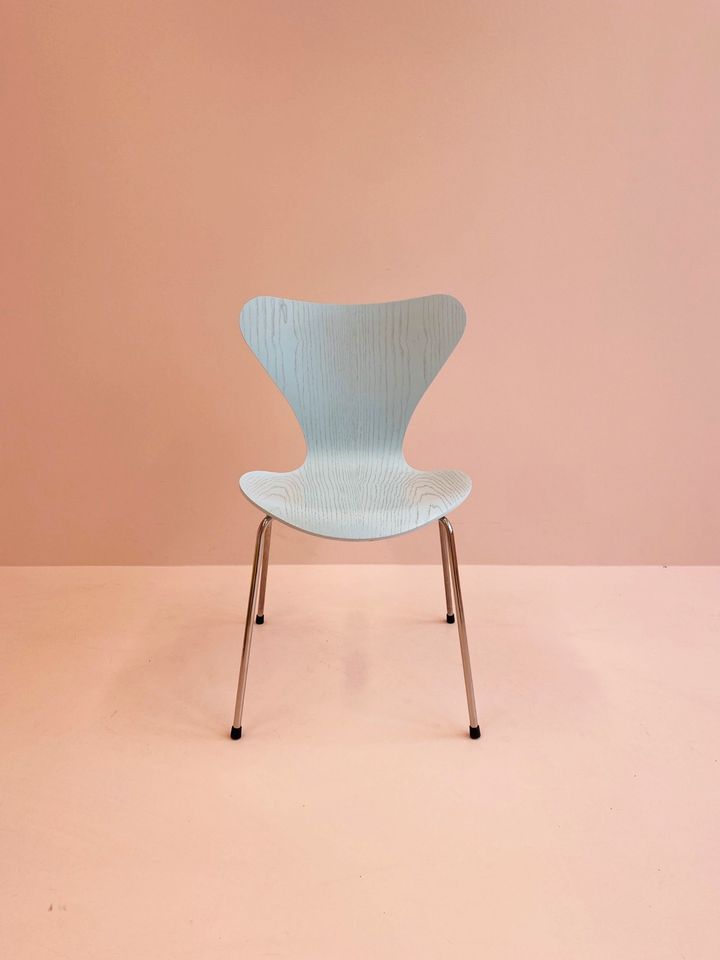 Fritz Hansen Serie 7 Iceblue Edition / Arne Jacobsen in München