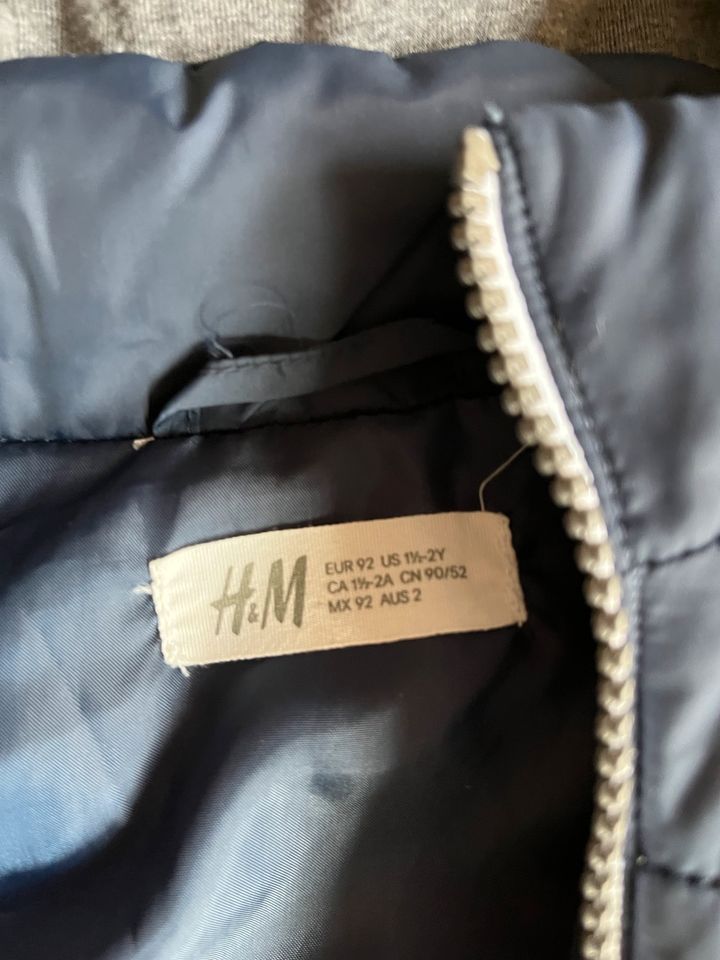 Blaue Weste wattiert von H&M in Gr. 92 in Hanau