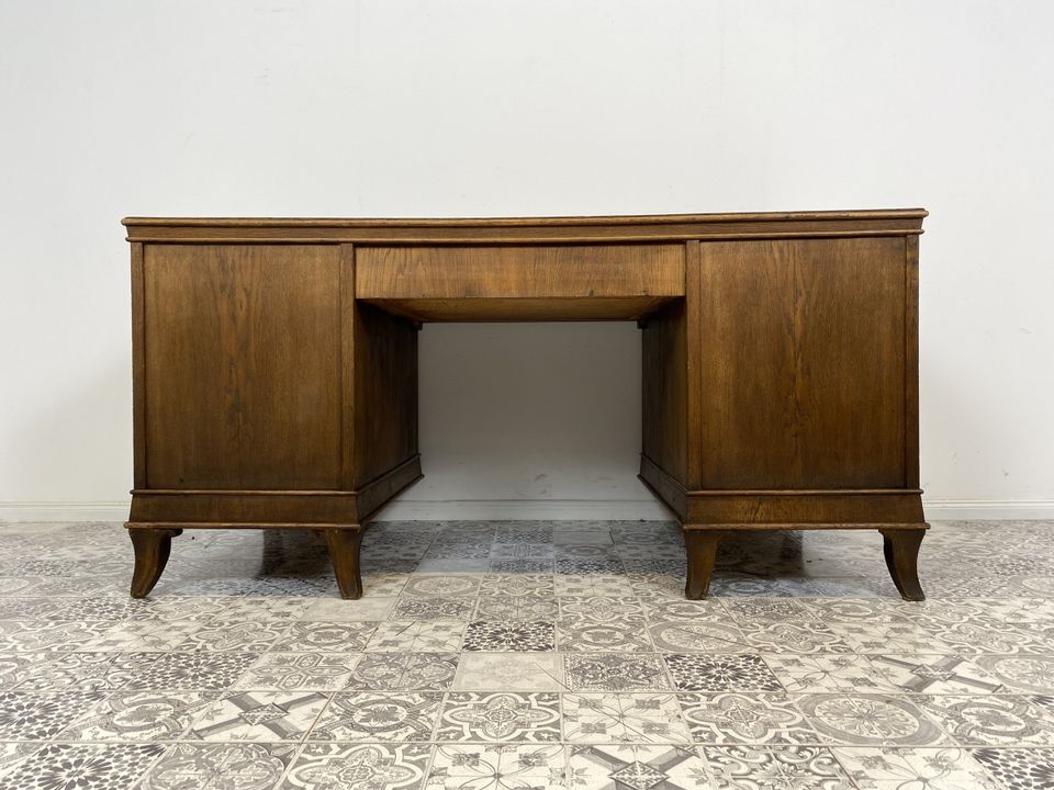 WMK Imposanter freistehender Art Deco Schreibtisch aus vollem Holz mit geräumigen Schubladen und schönen Verzierungen, um 1930 # Arbeitstisch Desk Sekretär Bürotisch Antik Vintage # Lieferung möglich in Berlin