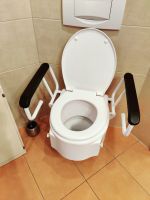 Toilettensitzerhöhung mit Armlehnen und Deckel Nordrhein-Westfalen - Swisttal Vorschau