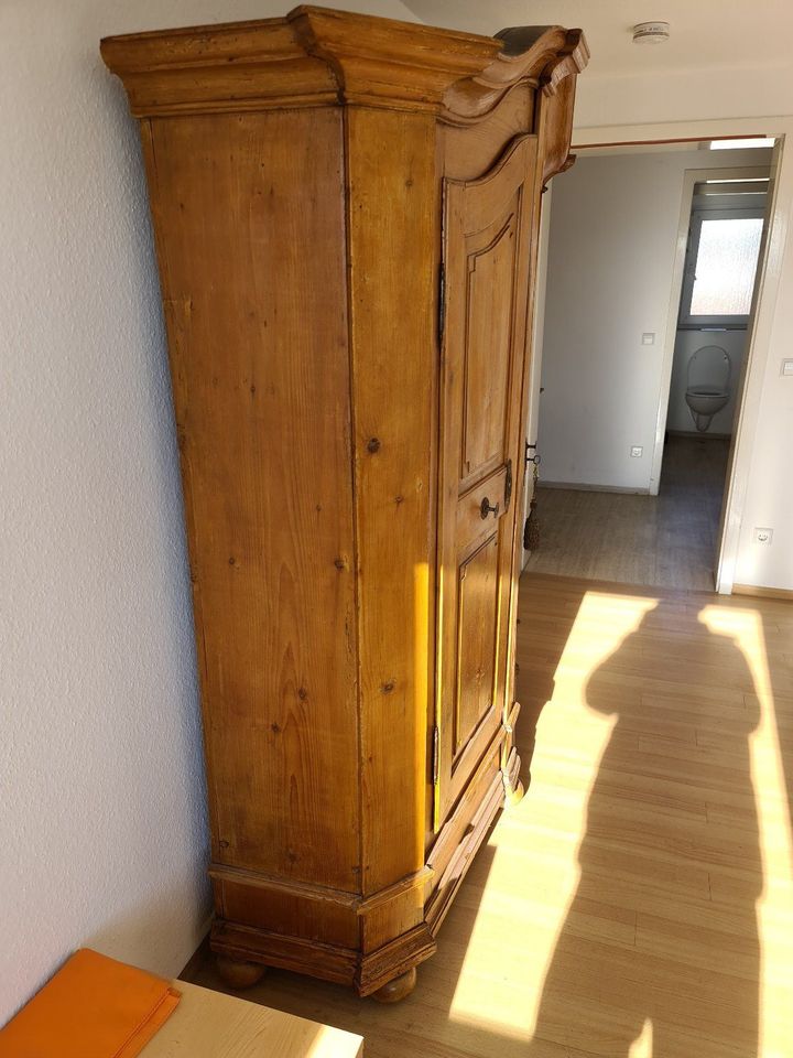 Bauernschrank 19. Jahrhundert Antiquität,Geheimfach, massiv Holz in Villingen-Schwenningen