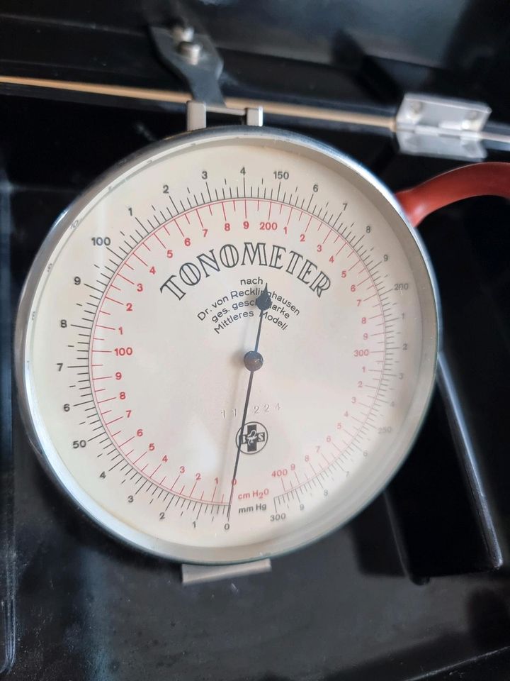 Sphygmomanometer/Blutdruckmessgerät um 1940. in Ostfildern