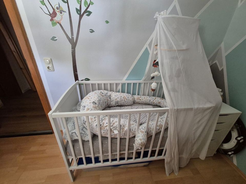 Baby-Deluxe Babybett Mia weiß Traumbär 60×120 - wie Neu in Trostberg