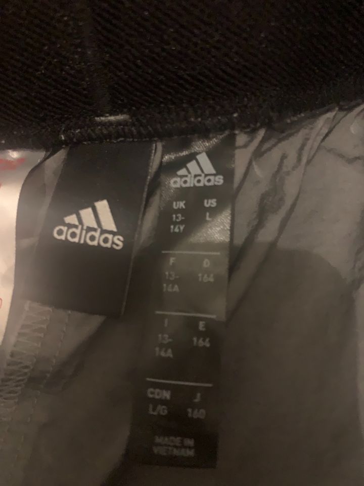 Adidas~Sporthose~gr.164 in Bielefeld