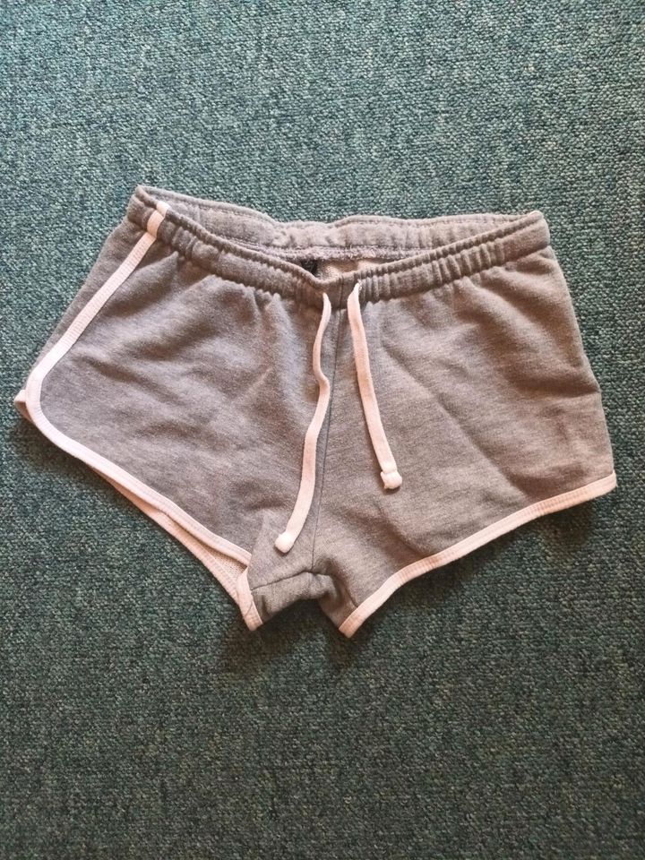 Kurze graue Shorts in Papenburg