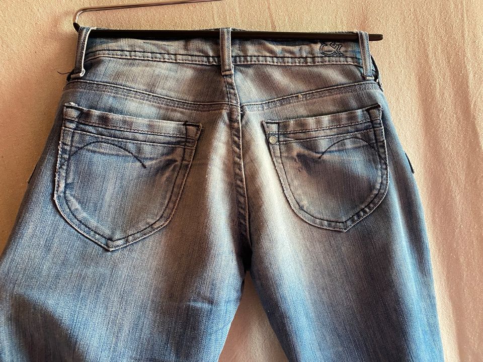 Jeans mit ausgestelltem Bein ❤️ 27/32 in Hamburg