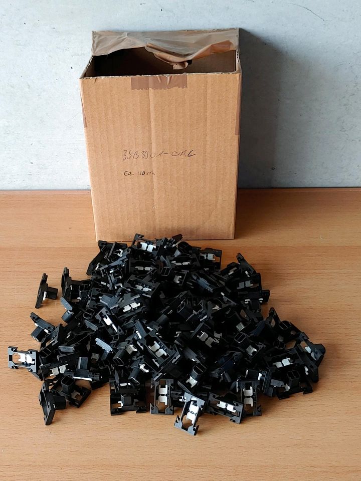 Lagerräumung: 130x Siemens 3SB3901-0AC Träger, NEU in Engen