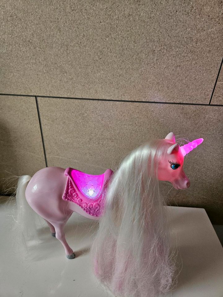 Einhorn Pferd für Barbie von Simba leuchtet in Leipzig