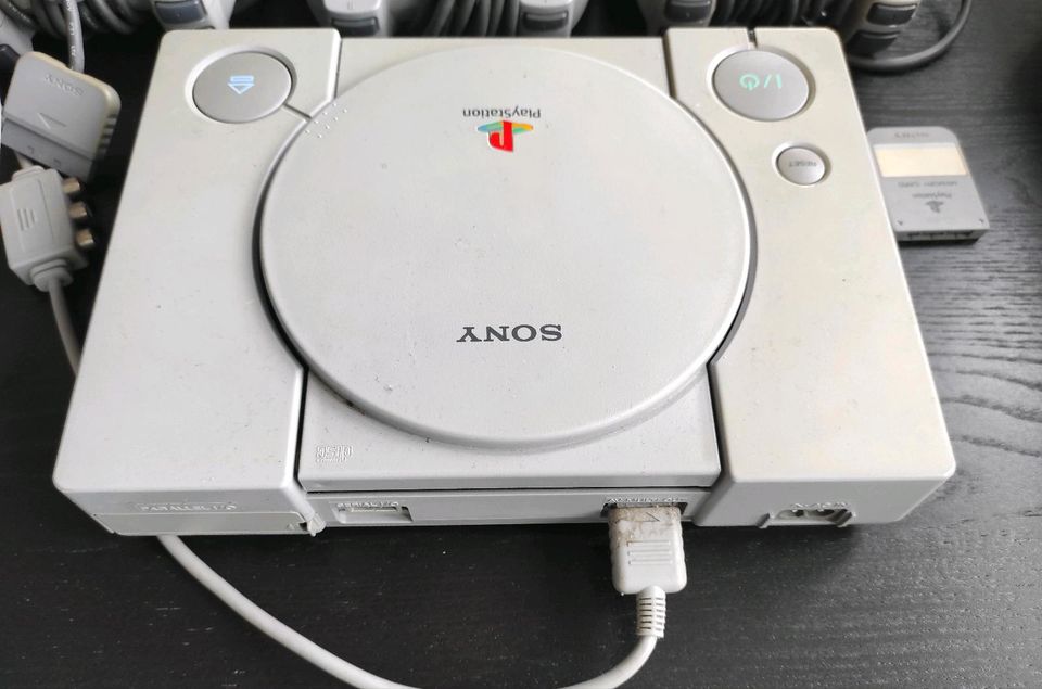 PS1 Sammlung - Playstation Konvolut - Konsole - Sony - Controller in Halle