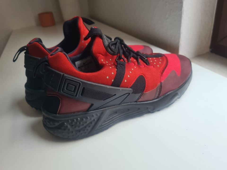 Nike Air Huarache Utility Gym Red Black Gr. 42.5 in Berlin