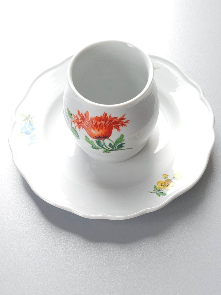 Meissen Tischvase (ca.5,5 cm) auf Teller (15,5cm) mit Blumenmotiv in Hamburg