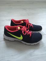 Nike Sniker Hallenschuhe Gr. 40,5 - sehr guter Zustand Niedersachsen - Faßberg Vorschau