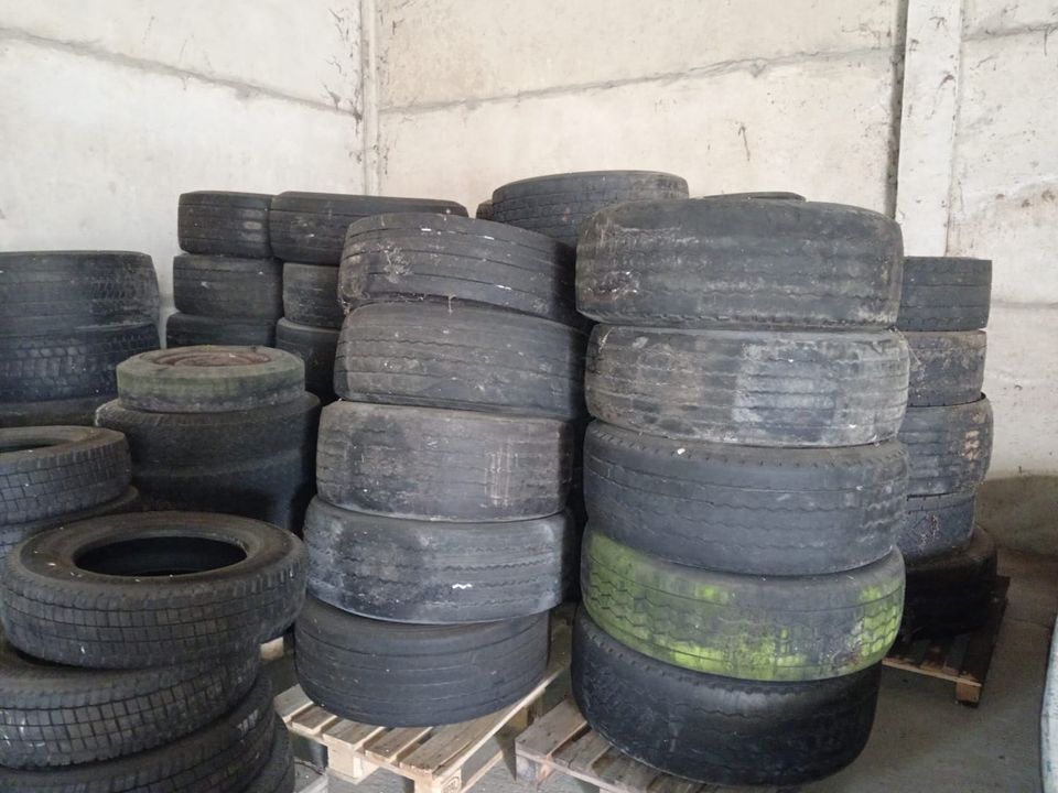 Gebrauchte LKW Reifen auf Paletten in Güstrow